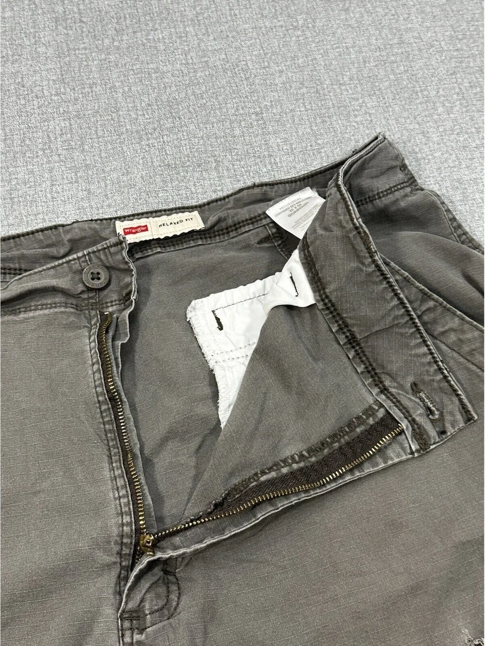 Wrangler Relaxed Fit Cargo Pants Men’s 37x29 Gray Workwear Utility – Flaws